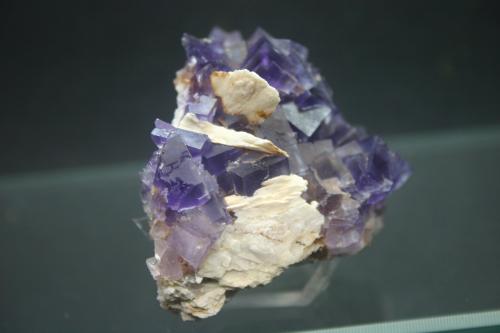 Fluorita con barita<br />La Cabaña, Valdelmar, zona minera de Berbes, Berbes, Ribadesella, Comarca Oriente, Principado de Asturias (Asturias), España<br />61mm - 50mm - 43mm<br /> (Autor: Pedro Naranjo)