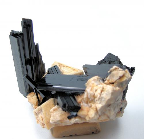 Arfvedsonita, ortoclasa<br />Mount Malosa, Zomba District, Malawi<br />72 mm x 56 mm. Cristal principal: 48 mm de altura<br /> (Autor: Carles Millan)