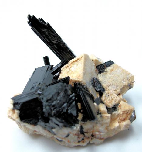 Arfvedsonita, ortoclasa<br />Mount Malosa, Zomba District, Malawi<br />72 mm x 56 mm. Cristal principal: 48 mm de altura<br /> (Autor: Carles Millan)