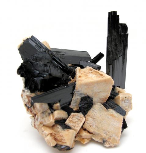 Arfvedsonita, ortoclasa<br />Mount Malosa, Zomba District, Malawi<br />72 mm x 56 mm. Cristal principal: 48 mm de altura<br /> (Autor: Carles Millan)