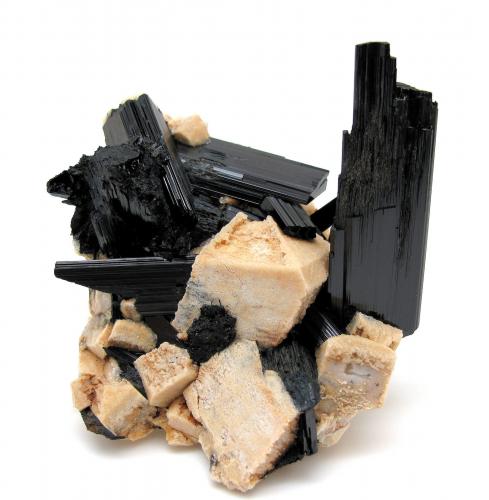 Arfvedsonita, ortoclasa<br />Mount Malosa, Zomba District, Malawi<br />72 mm x 56 mm. Cristal principal: 48 mm de altura<br /> (Autor: Carles Millan)