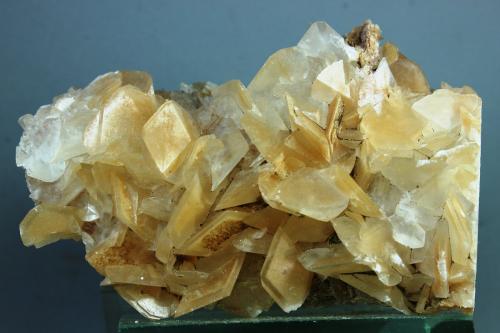 Calcita<br />Canteras de mármol, Estremoz, Distrito Évora, Región Alentejo, Portugal<br />93X54X43 mm<br /> (Autor: Juan Espino)