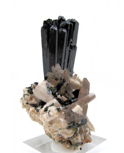 Aegirina, cuarzo, ortoclasa<br />Mount Malosa, Zomba District, Malawi<br />79 mm x 61 mm. Cristal principal: 77 mm de altura,<br /> (Autor: Carles Millan)
