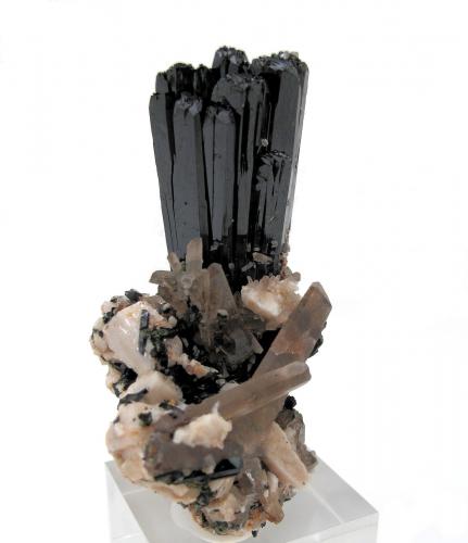 Aegirina, cuarzo, ortoclasa<br />Mount Malosa, Zomba District, Malawi<br />79 mm x 61 mm. Cristal principal: 77 mm de altura,<br /> (Autor: Carles Millan)