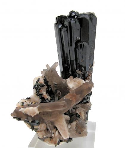 Aegirina, cuarzo, ortoclasa<br />Mount Malosa, Zomba District, Malawi<br />79 mm x 61 mm. Cristal principal: 77 mm de altura,<br /> (Autor: Carles Millan)