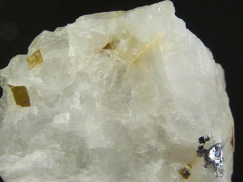 Fluorita, Siderita<br />Barranco de Arrieles, Sallent de Gállego, Valle de Tena, Comarca Alto Gállego, Huesca, Aragón, España<br />4,5 x 4 x 2 cm.<br /> (Autor: Felipe Abolafia)