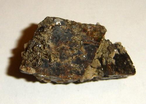 Siderita (variedad pistomesita) y dolomita<br />Mantena, Vale do Rio Doce, Minas Gerais, Brazil<br />3,4 x 2 x 1,4 cm<br /> (Autor: Anisio Claudio)