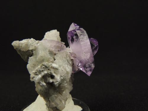 Cuarzo (variedad amatista)<br />Cerro de la Concordia, Piedra Parada (Las Vigas), Municipio Tatatila, Veracruz (Veracruz de Ignacio de la Llave), México<br />4 x 3.8 x 2 centimetros<br /> (Autor: Ricardo Melendez)