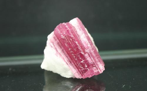 Elbaita (variedad rubelita) (Grupo Turmalina)<br />Barra de Salinas, Coronel Murta, Vale do Jequitinhonha, Minas Gerais, Brasil<br />27mm - 25mm - 28mm<br /> (Autor: Pedro Naranjo)