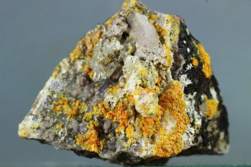 Alunita<br />La Murta Mine, La Corraliza, La Vall d'Uixó, Comarca Plana Baja, Castellón / Castelló, Valencian Community / Comunitat Valenciana, Spain<br />28x23x13 mm<br /> (Autor: Juan Espino)