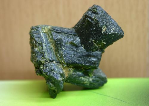 Epidota<br />Capelinha, Vale do Jequitinhonha, Minas Gerais, Brasil<br />50mm - 44mm - 34mm<br /> (Autor: Pedro Naranjo)