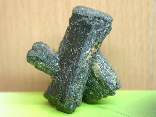 Epidota<br />Capelinha, Vale do Jequitinhonha, Minas Gerais, Brasil<br />50mm - 44mm - 34mm<br /> (Autor: Pedro Naranjo)