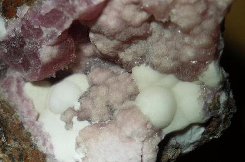 Calcita cobaltifera, calcita<br />Solita Mine, Peramea, Baix Pallars, Comarca Pallars Sobirà, Lérida / Lleida, Catalonia / Catalunya, Spain<br />3 x 2''5 cm<br /> (Autor: phrancko)