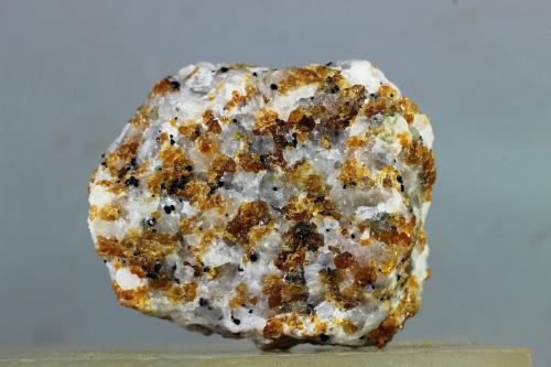 Condrodita<br />Comuna Antanimora, Distrito Ambovombe, Región Androy, Provincia Toliara (Tuléar), Madagascar<br />43x34 mm<br /> (Autor: Juan Espino)