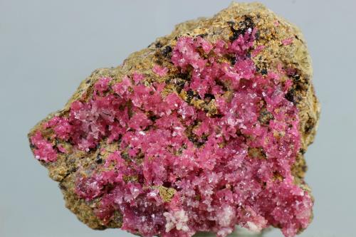 Roselita<br />Mina Aghbar (Mina Arhbar), Distrito minero Bou Azzer, Provincia Zagora, Región Drâa-Tafilalet, Marruecos<br />Cristales tabulares color rosa de roselita<br /> (Autor: Juan Espino)