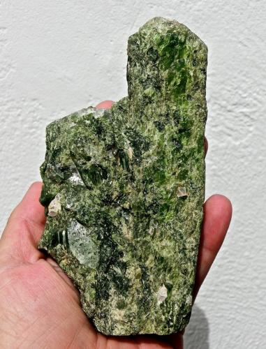 Diópsido (variedad cromodiópsido)<br />Araçuaí, Vale do Jequitinhonha, Minas Gerais, Brasil<br />14 x 8 x 4 cm<br /> (Autor: María Jesús M.)