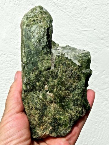 Diópsido (variedad cromodiópsido)<br />Araçuaí, Vale do Jequitinhonha, Minas Gerais, Brasil<br />14 x 8 x 4 cm<br /> (Autor: María Jesús M.)