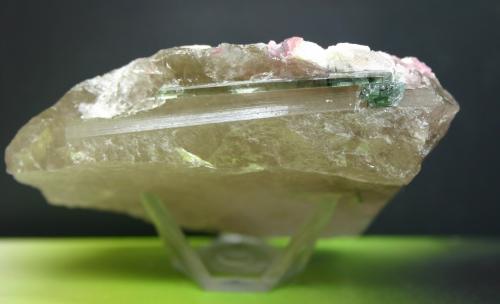 Elbaita (Grupo Turmalina) (variedades rubelita e indicolita) en cuarzo<br />Barra de Salinas, Coronel Murta, Vale do Jequitinhonha, Minas Gerais, Brasil<br />27mm - 81mm - 58mm<br /> (Autor: Pedro Naranjo)