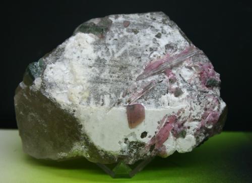 Elbaita (Grupo Turmalina) (variedades rubelita e indicolita) en cuarzo<br />Barra de Salinas, Coronel Murta, Vale do Jequitinhonha, Minas Gerais, Brasil<br />27mm - 81mm - 58mm<br /> (Autor: Pedro Naranjo)