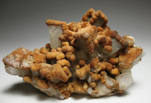 Siderita, calcita<br />North Billy Creek Wildlife Refuge, Eldredge, Ouray County, Colorado, USA<br />10 x 6,5 x 4 cm<br /> (Autor: Antonio Alcaide)