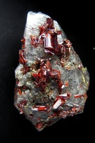 Rejalgar sobre Calcita.<br />Mina Jiepaiyu (Mina Shimen), Shimen County, Prefectura Changde, Hunan, China<br />65x40 mm.<br /> (Autor: Jesus Franquesa Baucells)