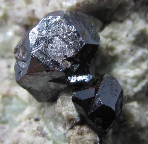 Rutilo<br />Mina Champion, Pico White Mountain, Montes White, Condado Mono, California, USA<br />8 mm. de longitud el cristal superior<br /> (Autor: prcantos)