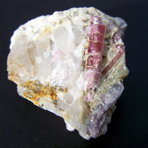 Elbaita (variedad rubelita)<br /><br />6cm la pieza,3cm el cristal principal<br /> (Autor: canada)