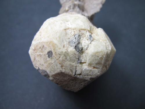 Leucita<br />Orchi, Conca della Campania, Complejo volcánico Roccamonfina, Provincia Caserta, Campania, Italia<br />3 x 3 cm.<br /> (Autor: prcantos)