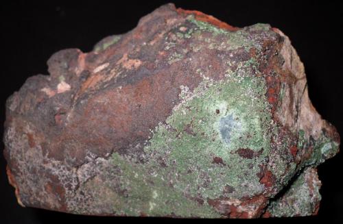 Conicalcita sobre Heterogenita.<br />Calicata Dolores, Pastrana, Mazarrón / Águilas, Comarca Alto Guadalentín, Región de Murcia (Murcia), España<br />11 x 7 cm<br /> (Autor: Jordi Franco)
