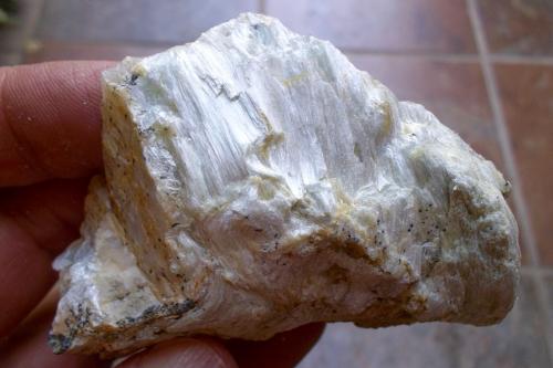 Tremolita sobre calcita<br />Canteras de Mármol, Macael, Comarca Valle del Almanzora, Almería, Andalucía, España<br />7 x 5 cm<br /> (Autor: Cristalino)