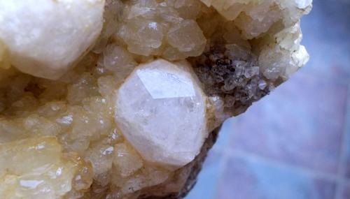 Analcima sobre calcita<br />Rambla de Los Lobos, Alamedilla, Comarca Los Montes, Granada, Andalucía, España<br />9 x 6 cm (cristal de analcima de 1 cm)<br /> (Autor: Cristalino)