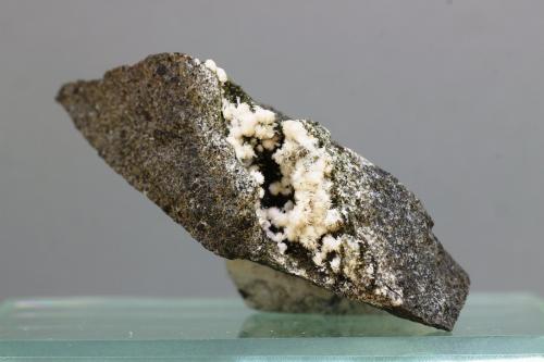 Natrolita<br />Volcanes del Campo de Calatrava, Ciudad Real, Comarca Campo de Calatrava, Castilla-La Mancha, España<br />55x20 mm<br /> (Autor: Juan Espino)