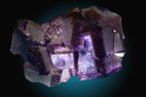 Fluorita<br />Filón Josefa-Veneros, nivel 75, Coroña de Arriba-La Collada, zona minera de La Collada, Siero, Comarca Oviedo, Principado de Asturias (Asturias), España<br />13x8cm, cristal 6cm.<br /> (Autor: Raul Vancouver)