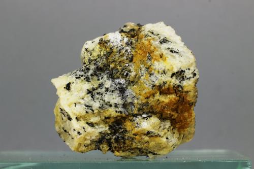 Sanidina<br />Yacimiento de Sanidinas, Grupo Volcánica, La Sierrecica, Los Lobos-La Porti, Cuevas del Almanzora, Comarca Levante Almeriense, Almería, Andalucía, España<br />32x34x33 mm<br /> (Autor: Juan Espino)