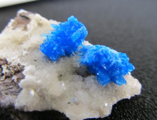 Pentagonite<br />Canteras Wagholi, Wagholi, Distrito Pune (Distrito Poonah), Maharashtra, India<br />8 x8 mm<br /> (Author: steven calamuci)