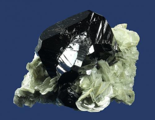 Cassiterite<br />Mount Xuebaoding, Pingwu, Mianyang Prefecture, Sichuan Province, China<br />88.0 x 65.0 x 45.0 mm<br /> (Author: GneissWare)