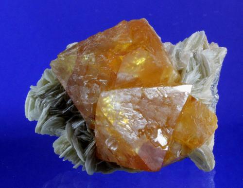 Scheelite, Muscovite<br />Mount Xuebaoding, Pingwu, Mianyang Prefecture, Sichuan Province, China<br />5.5 x 4.3 cm<br /> (Author: Don Lum)