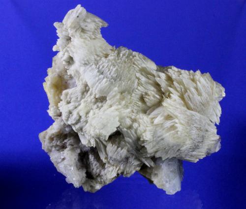 Strontianite, Calcite, Fluorite<br />Mina Minerva I, Grupo Ozark-Mahoning, Sub-Distrito Cave-in-Rock, Condado Hardin, Illinois, USA<br />10.5 x 10 cm<br /> (Author: Don Lum)