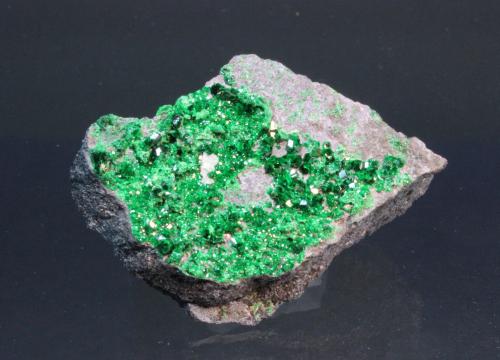 Uvarovite
Saranov, Urals, Russia
5.5 x 4.0 cm (Author: Don Lum)