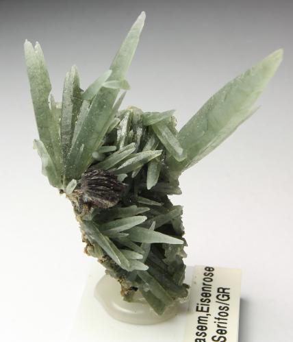 Quartz var Prase, Hematite
Serifos Island, Cyclade Islands, Aegean Islands Department, Greece
5.5 x 4.5 x 3.1 cm (Author: xdxucn)