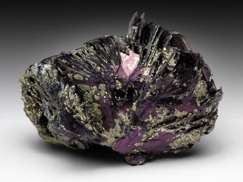 Covellite, Pyrite
Calabona Mine, Alghero, Sassari Province, Sardinia, Italy
5.2 x 4.2 x 4.3 cm (Author: xdxucn)