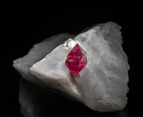 Spinel
Mogok Township, Pyin-Oo-Lwin District, Mandalay Division, Burma
5.2 x 3.9 cm (Author: am mizunaka)