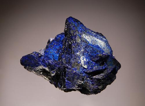 Azurite
Chessy-Les Mines, Le Bois d’Oingt, Rhône, Rhône-Alpes, France
3.5 x 5.2 cm
A group of bladed azurite crystals ranging in color from dark to bright blue. (Author: crosstimber)