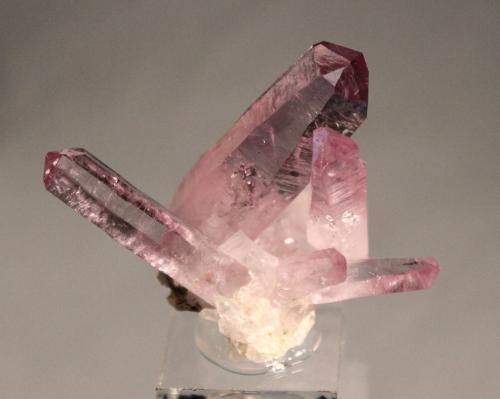 Quartz var amethyst
Piedra Parada (Las Vigas Mine), Tatatila, Veracruz de Ignacio de la Llave, Mexico
6.7 x 5.0 cm
1980’s (Author: Don Lum)