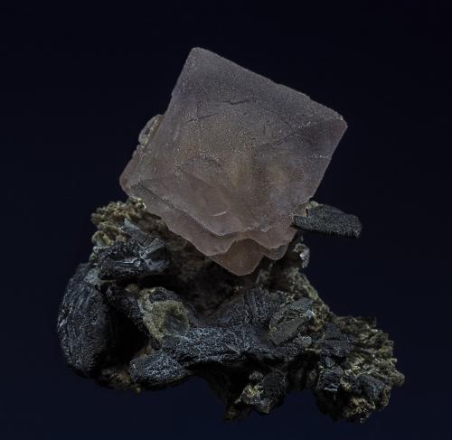 Fluorite, Ilvaite, Arsenopyrite
Huanggangliang Mine, Hexigten Banner, Ulanhad League, Inner Mongolia Autonomous Region, China
6.7 x 6.1 x 6.5 cm (Author: am mizunaka)