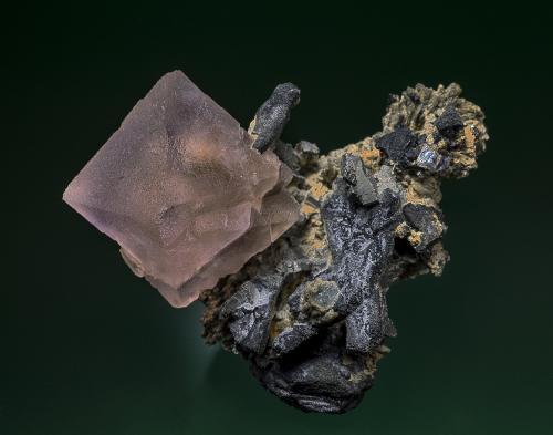 Fluorite, Ilvaite, Arsenopyrite
Huanggangliang Mine, Hexigten Banner, Ulanhad League, Inner Mongolia Autonomous Region, China
6.7 x 6.1 x 6.5 cm (Author: am mizunaka)