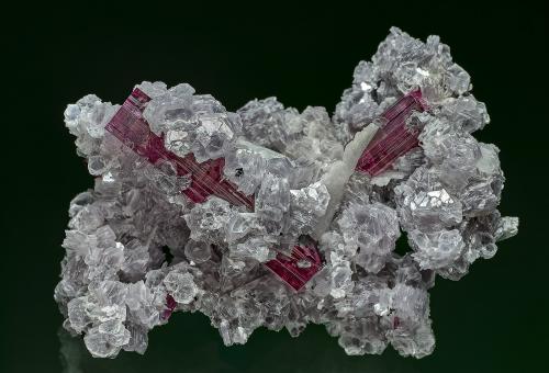 Elbaite, Lepidolite, Albite
Jonas Mine, Conselheiro Pena, Doce valley, Minas Gerais, Brazil
8.4 x 5.8 cm (Author: am mizunaka)