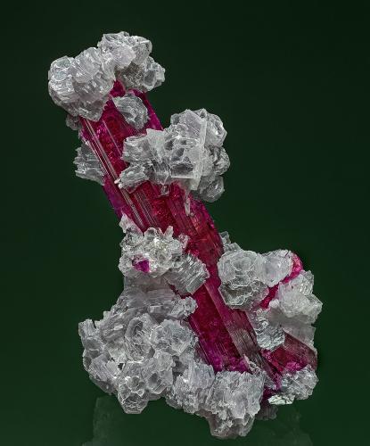 Elbaite, Lepidolite
Jonas Mine, Conselheiro Pena, Doce valley, Minas Gerais, Brazil
7.5 x 4.1 cm (Author: am mizunaka)