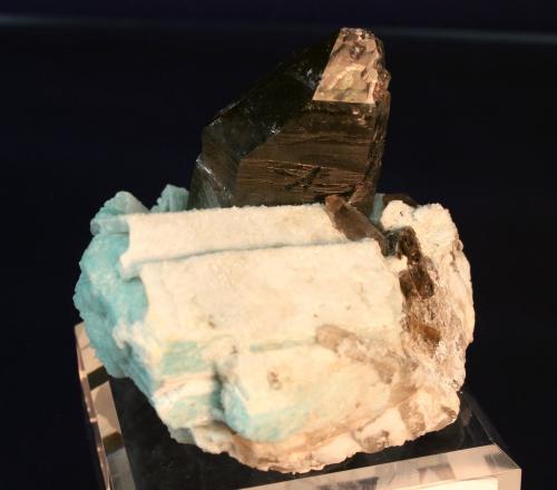 Microcline var amazonite, Quartz var smoky
Bear Creek,, El Paso County, Colorado, USA
9 x 8.7 cm. (Author: Don Lum)