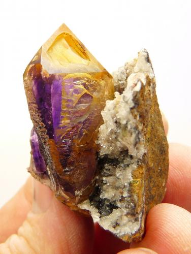 Quartz var. amethyst with calcite
Brandberg, Namibia
50 x 41 x 30 mm
Amethyst quartz and calcite on basalt (Author: Pierre Joubert)